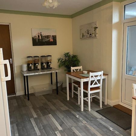 אלמונדסברי Maple Leaf Guest House מראה חיצוני תמונה