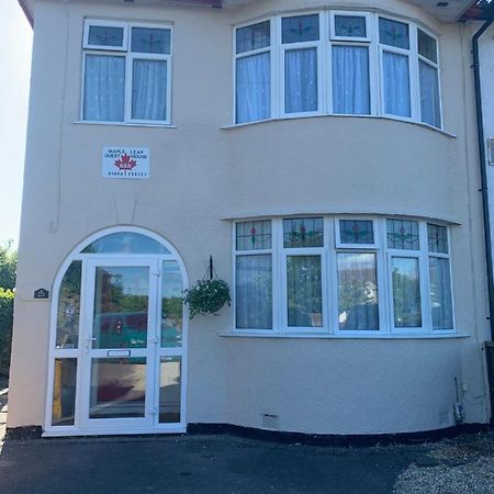 אלמונדסברי Maple Leaf Guest House מראה חיצוני תמונה
