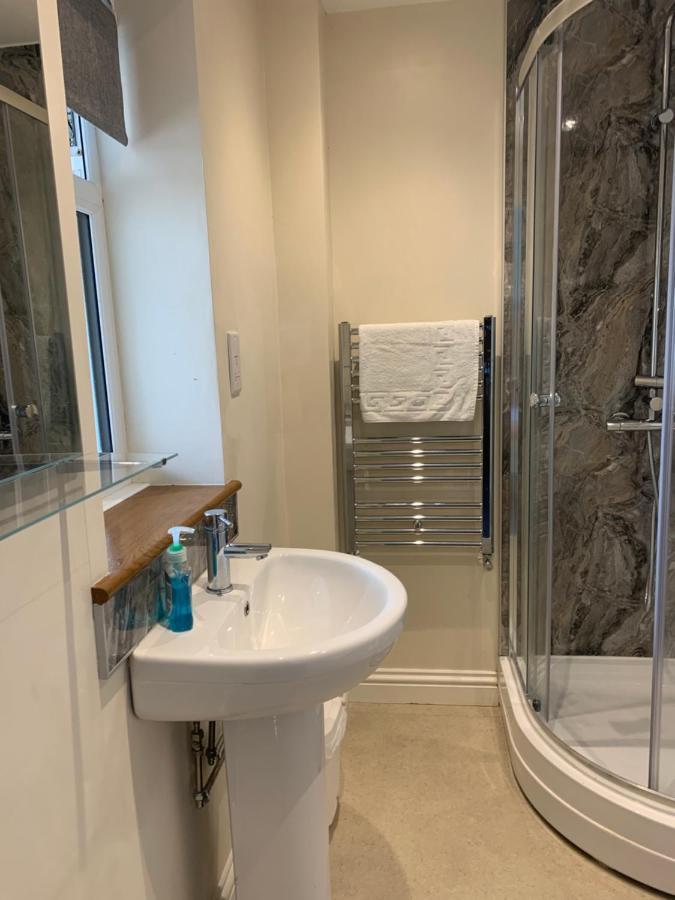 אלמונדסברי Maple Leaf Guest House מראה חיצוני תמונה