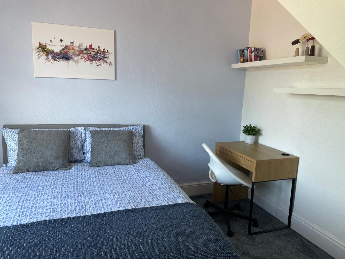אלמונדסברי Maple Leaf Guest House מראה חיצוני תמונה