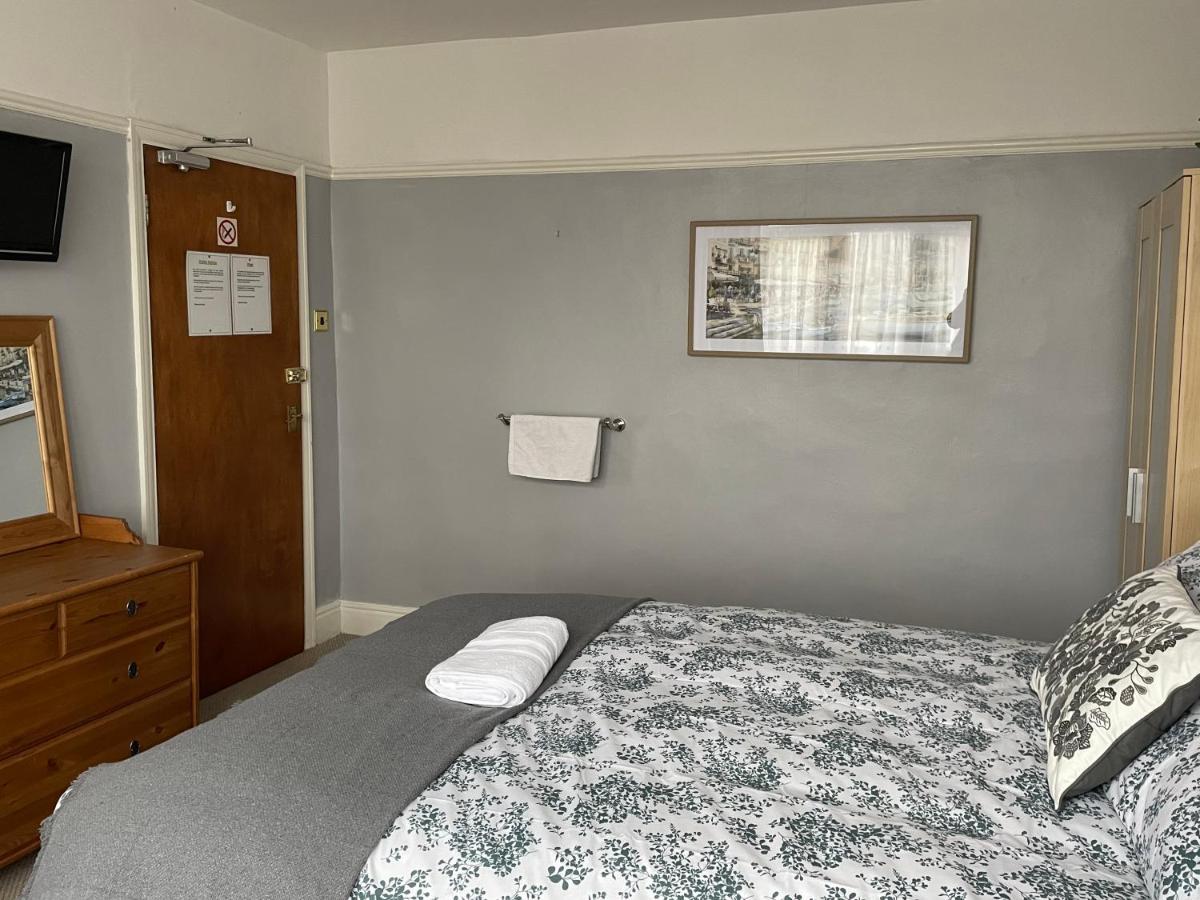אלמונדסברי Maple Leaf Guest House מראה חיצוני תמונה