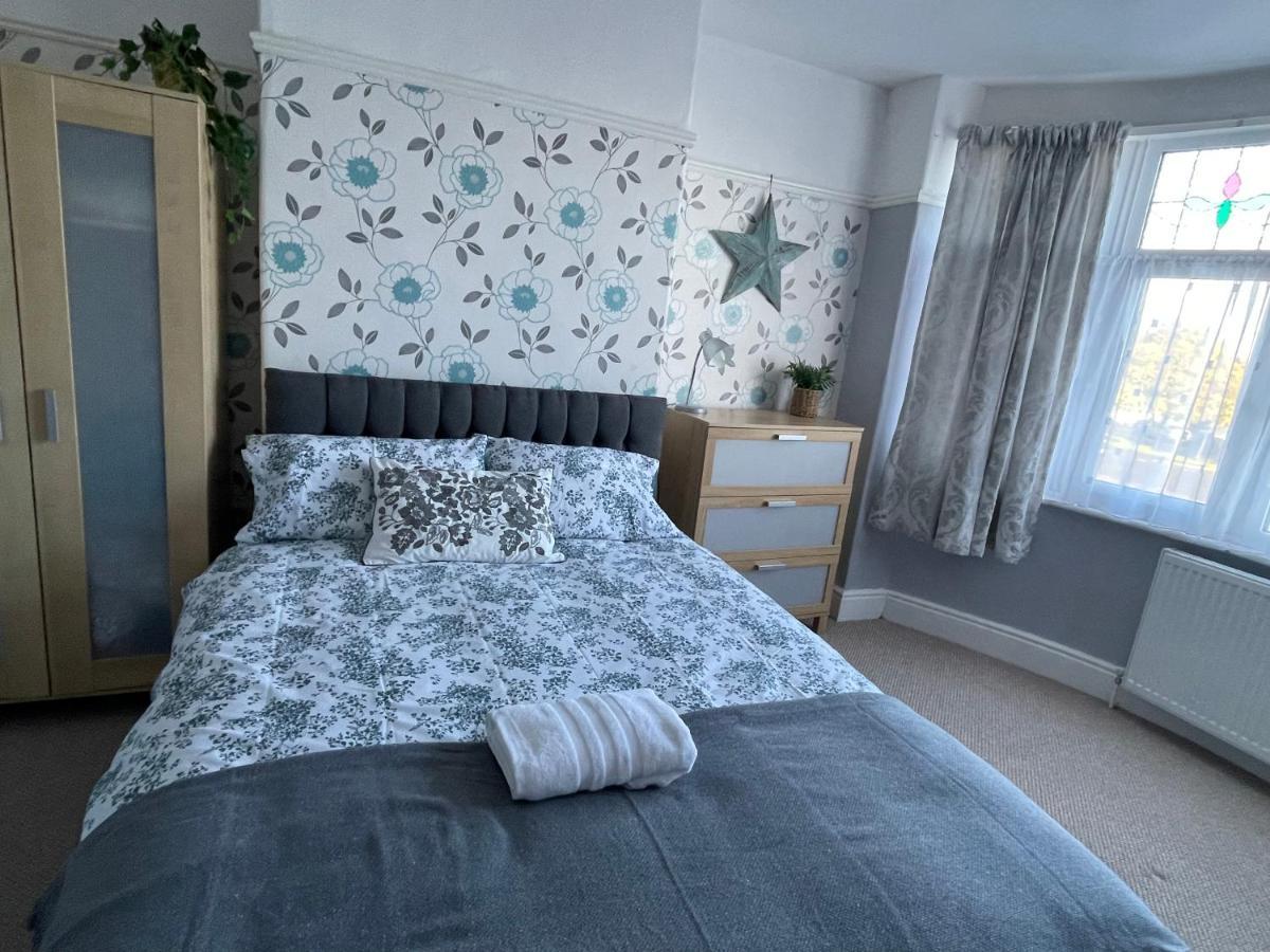 אלמונדסברי Maple Leaf Guest House מראה חיצוני תמונה