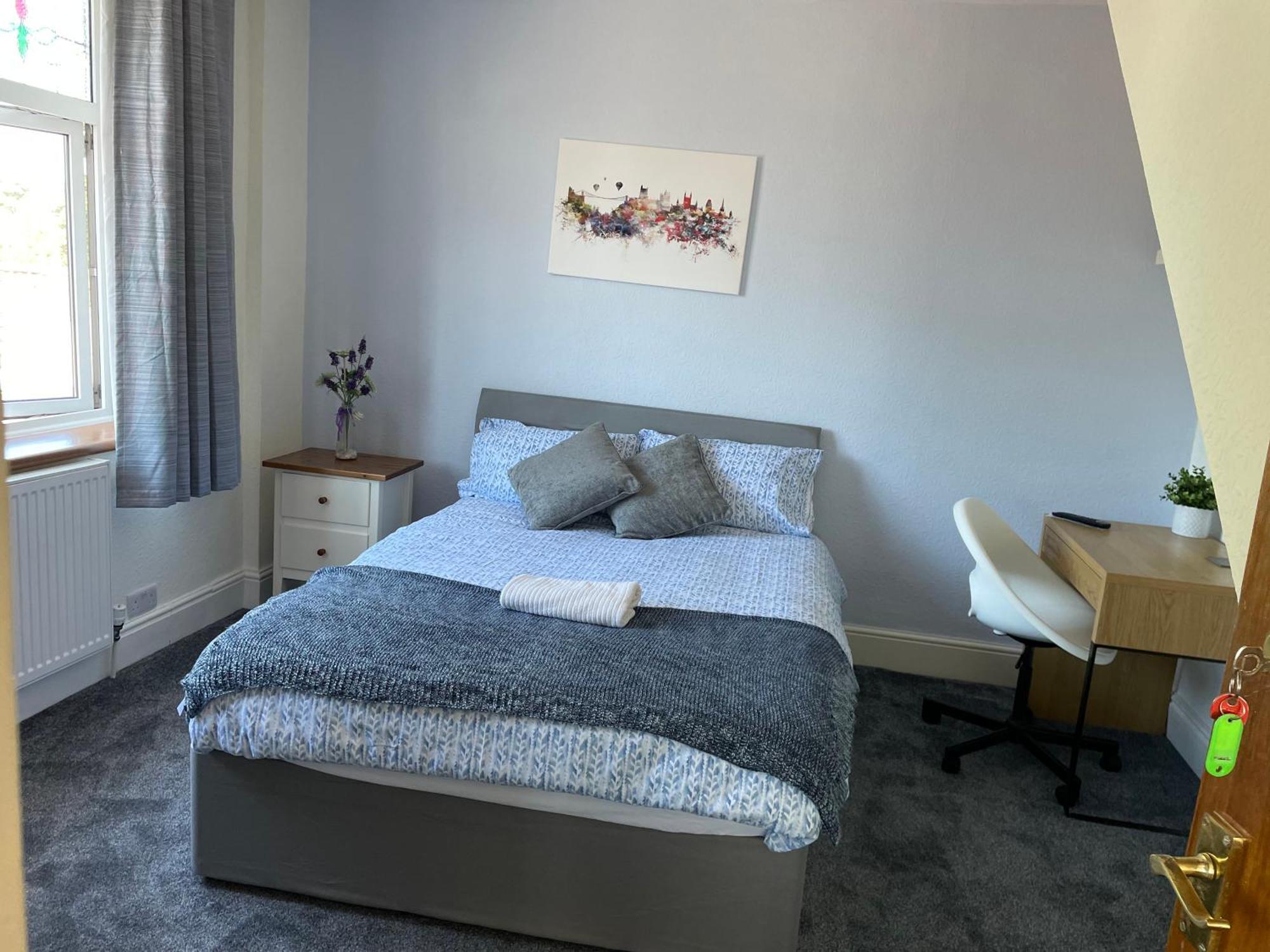 אלמונדסברי Maple Leaf Guest House מראה חיצוני תמונה