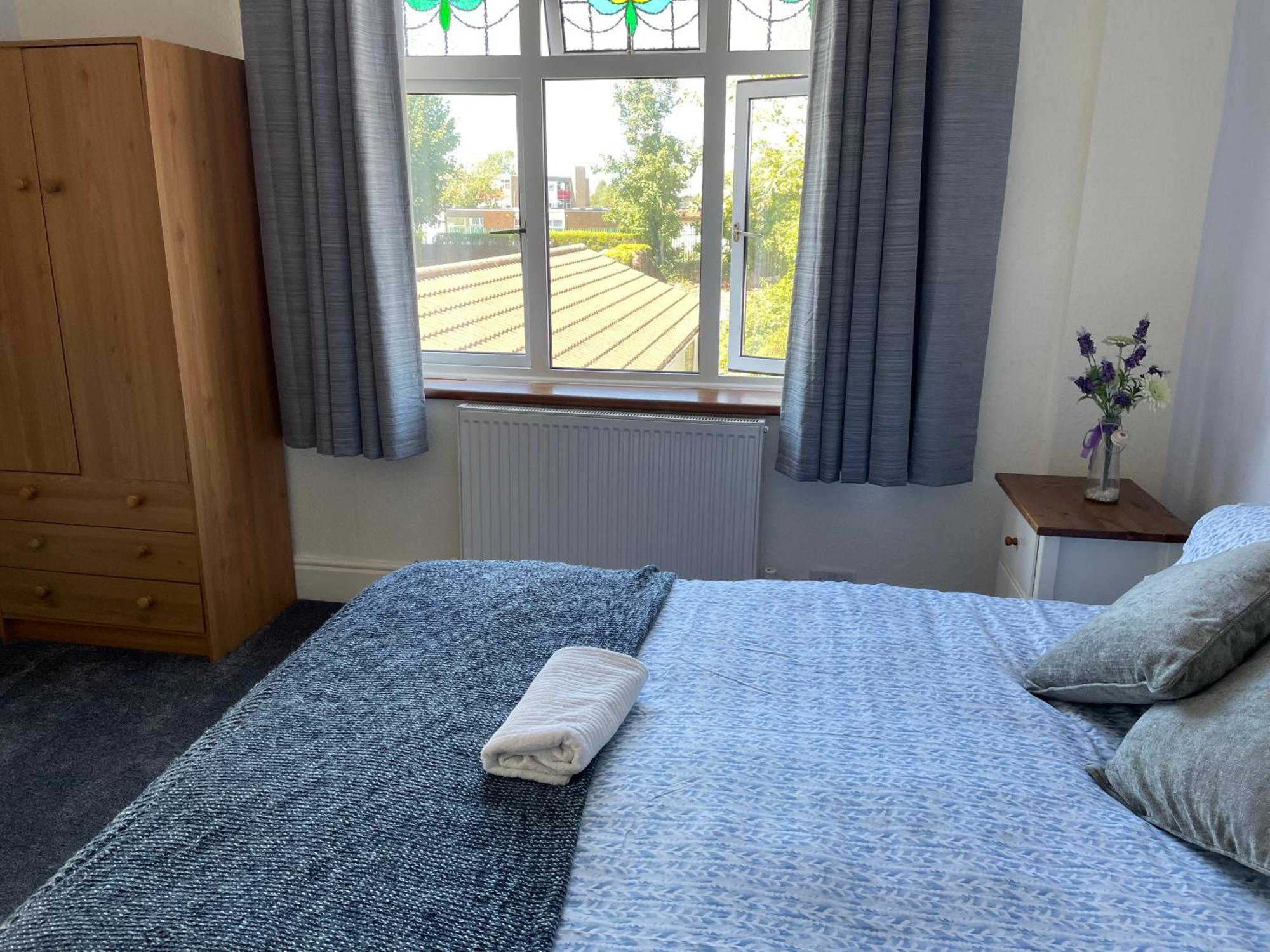 אלמונדסברי Maple Leaf Guest House מראה חיצוני תמונה
