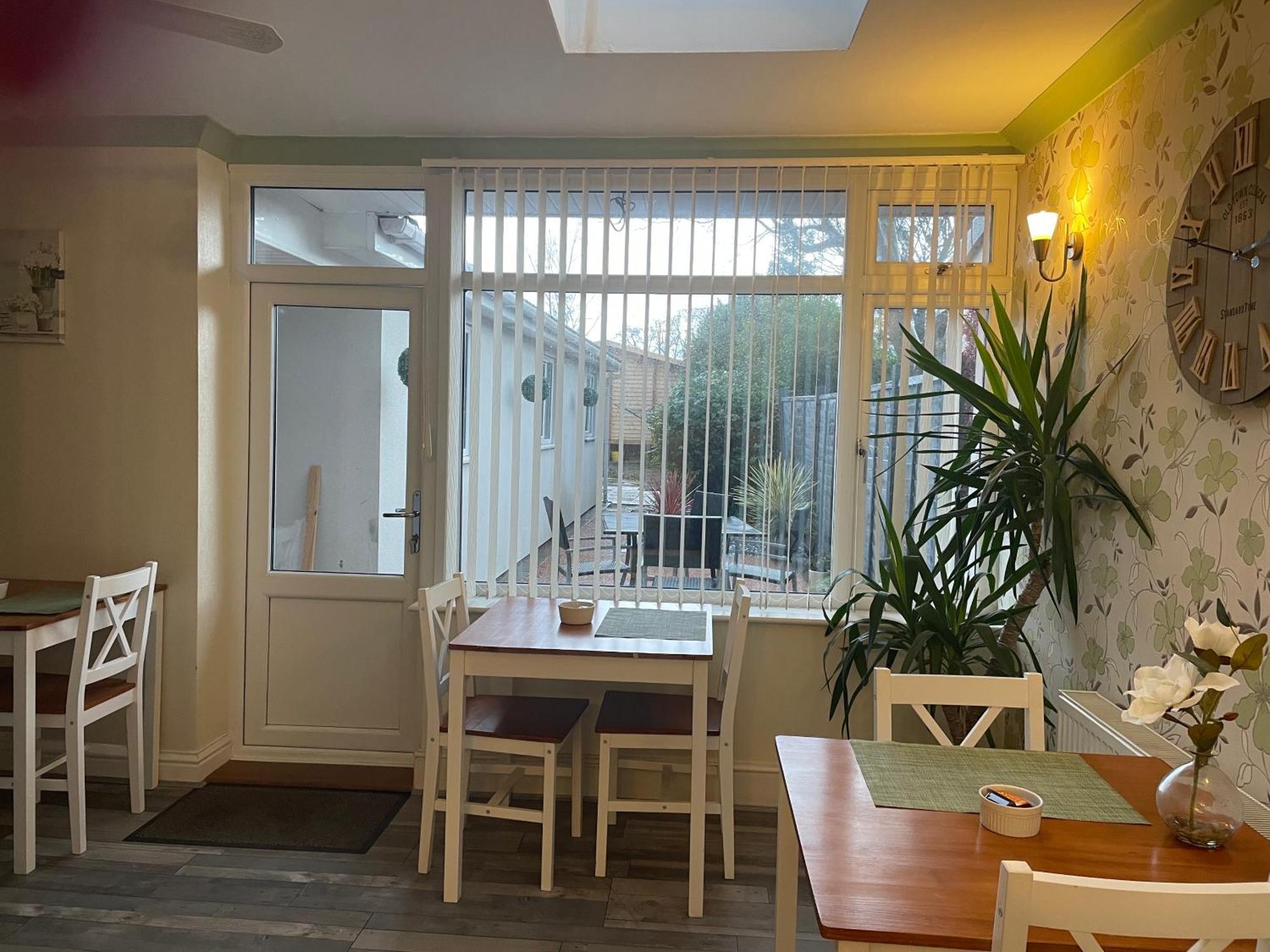 אלמונדסברי Maple Leaf Guest House מראה חיצוני תמונה