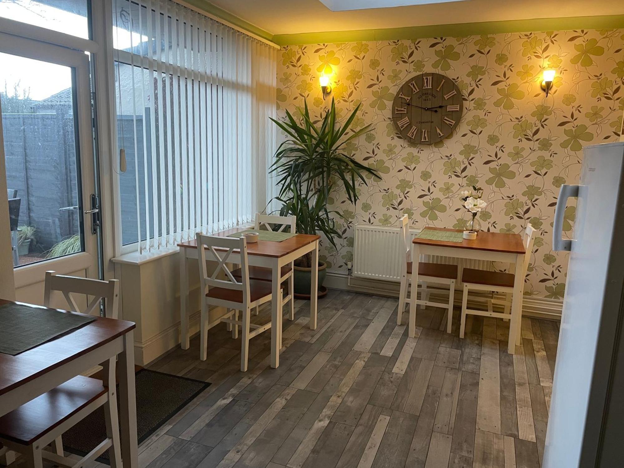 אלמונדסברי Maple Leaf Guest House מראה חיצוני תמונה