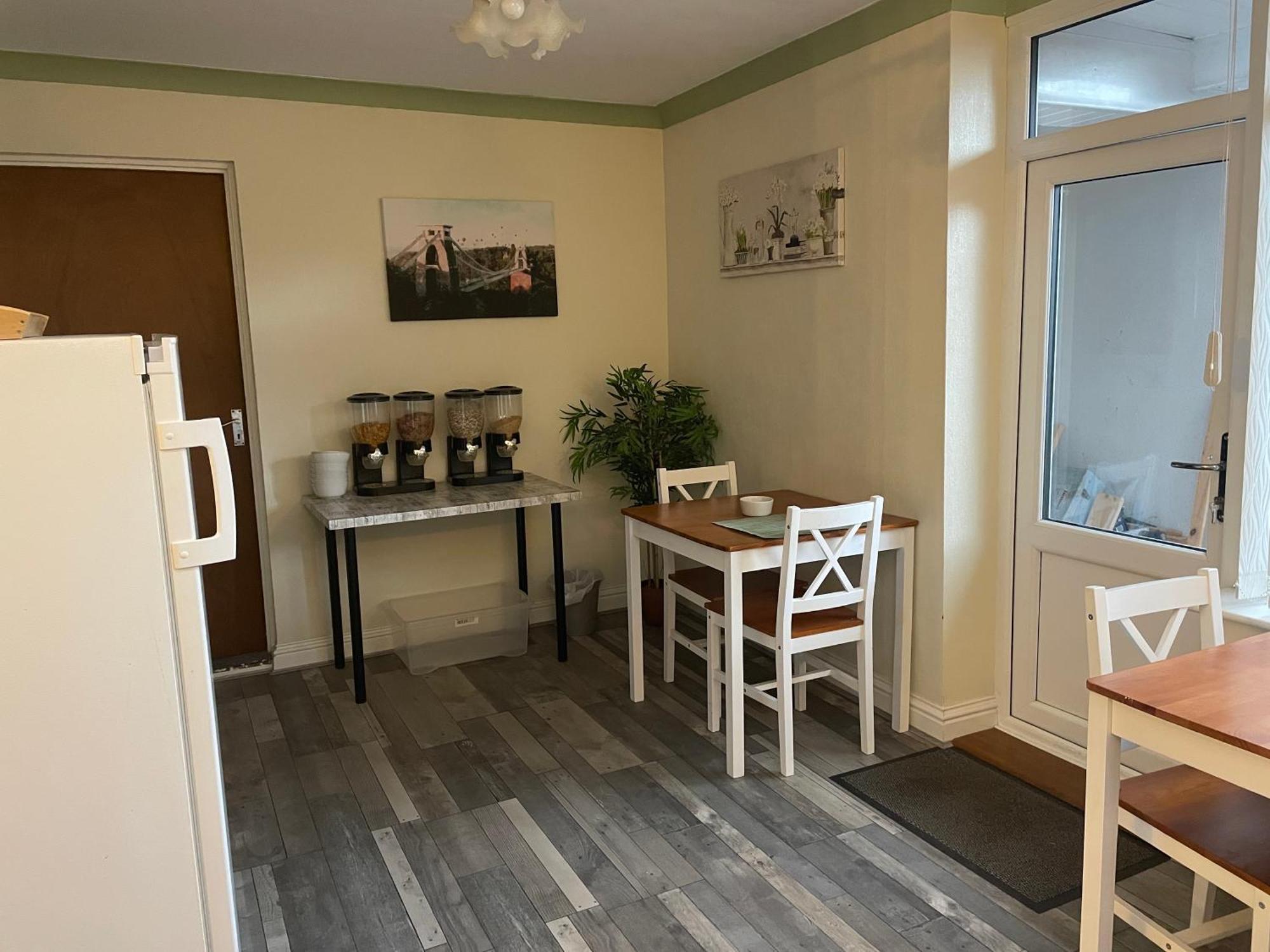 אלמונדסברי Maple Leaf Guest House מראה חיצוני תמונה