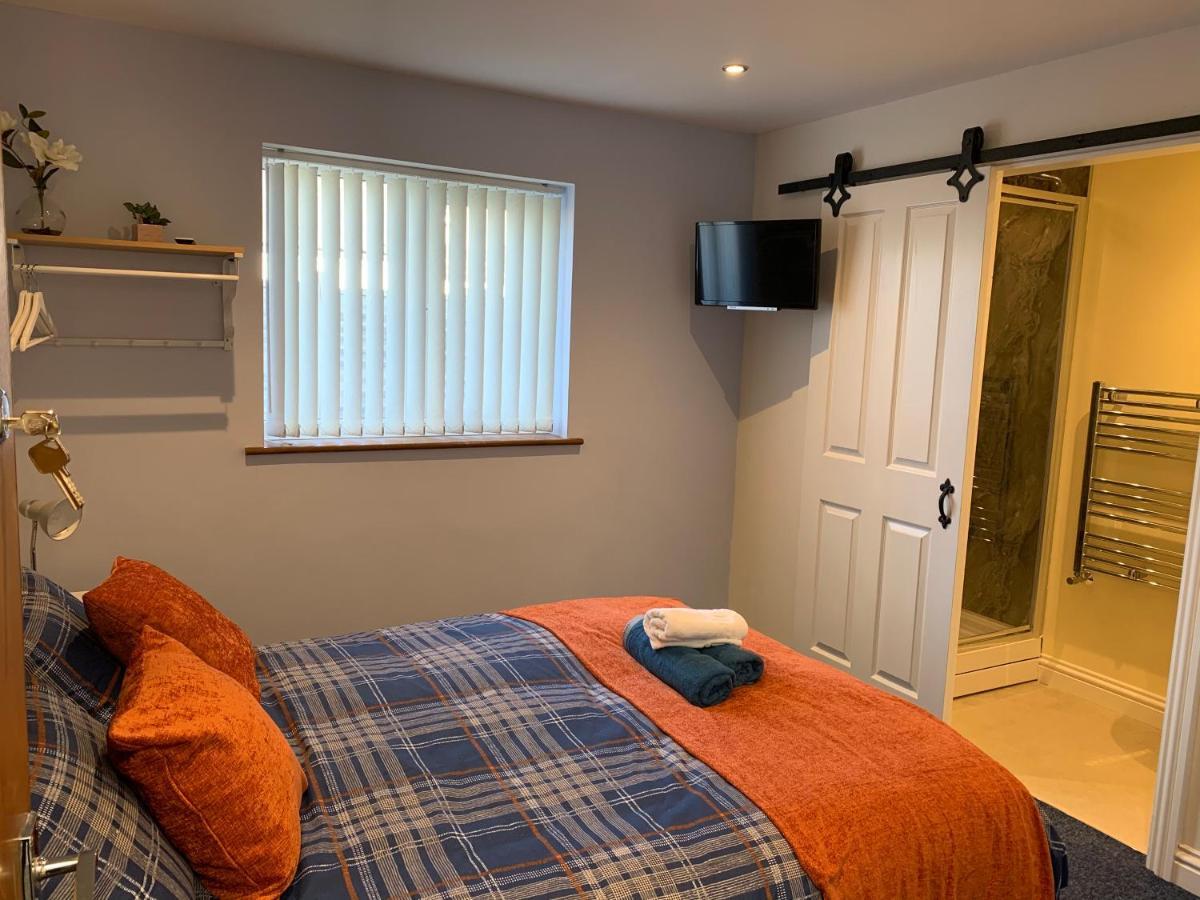 אלמונדסברי Maple Leaf Guest House מראה חיצוני תמונה