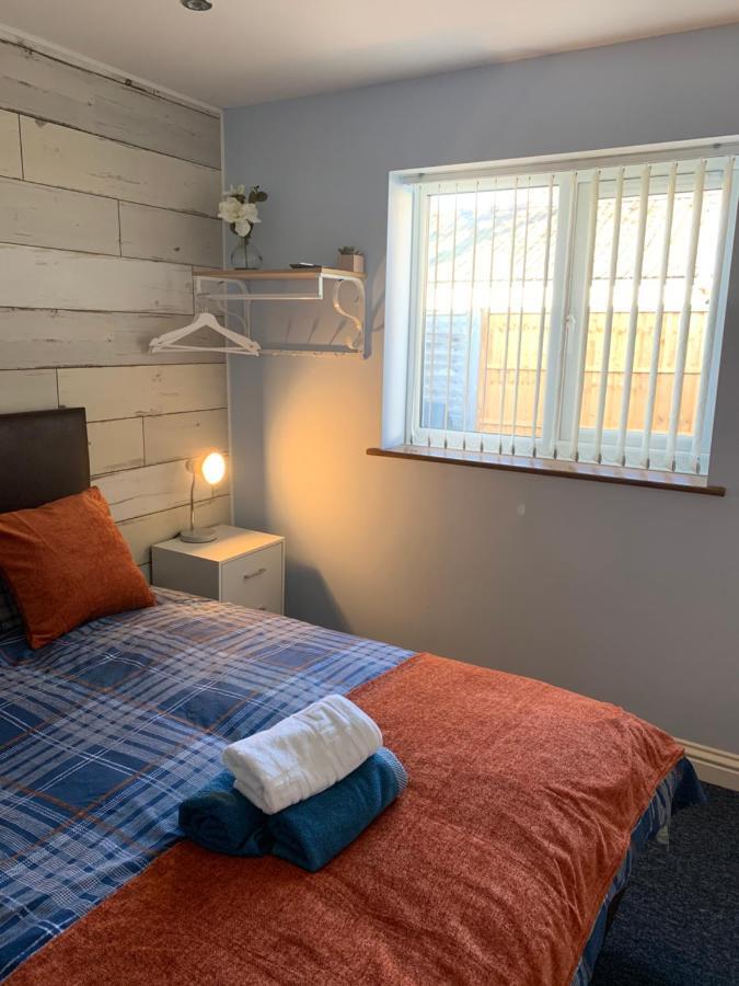 אלמונדסברי Maple Leaf Guest House מראה חיצוני תמונה